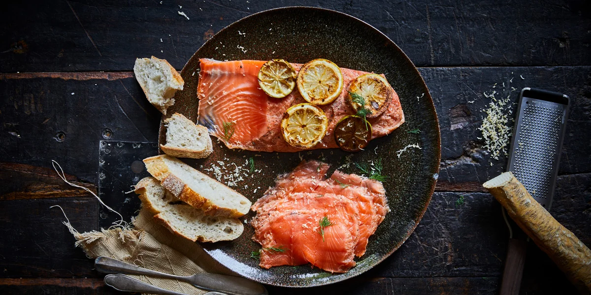 Cold-smoked salmon served with bread and lemon
